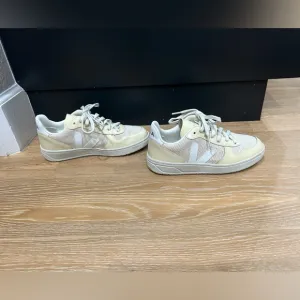 Veja V-10 women’s size 5