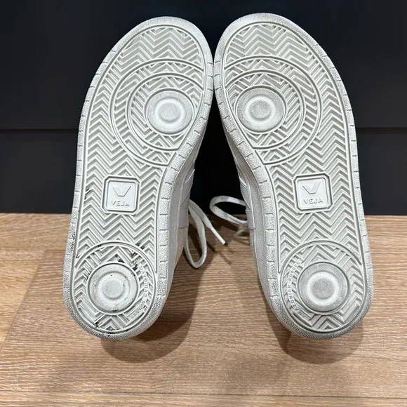 Veja V-10 women’s size 5