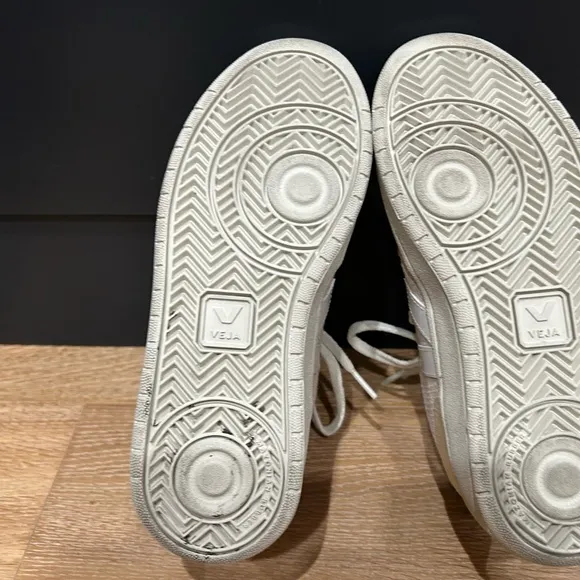 Veja V-10 women’s size 5