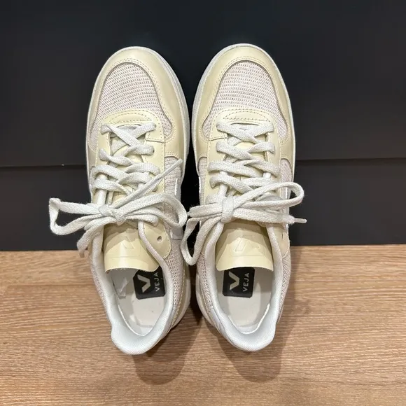 Veja V-10 women’s size 5