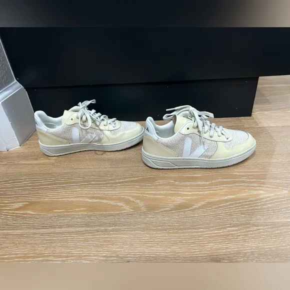 Veja V-10 women’s size 5