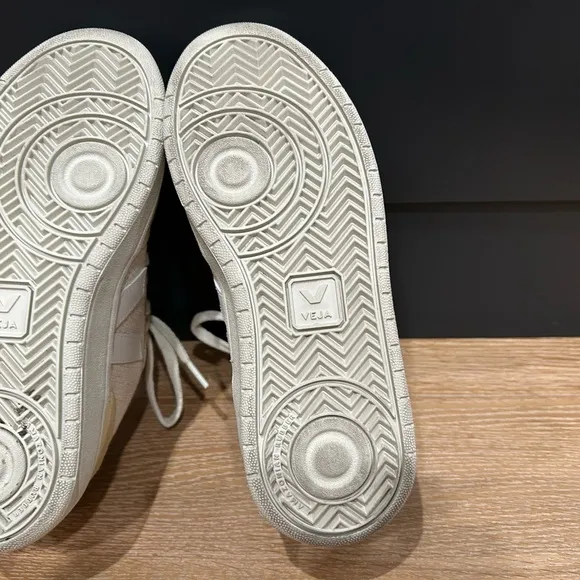 Veja V-10 women’s size 5