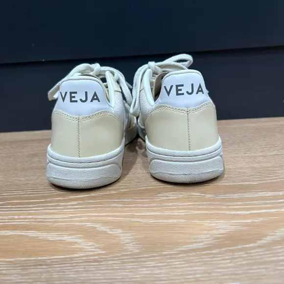 Veja V-10 women’s size 5