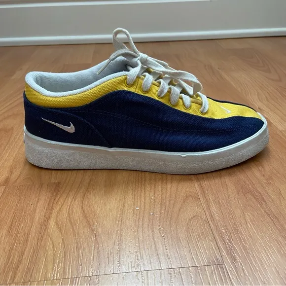Vintage Nike Women’s Logo 90s Shoes Size 7