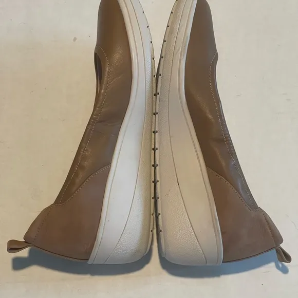 Vionic shoes women’s size 7.5 tan pre-owned condition