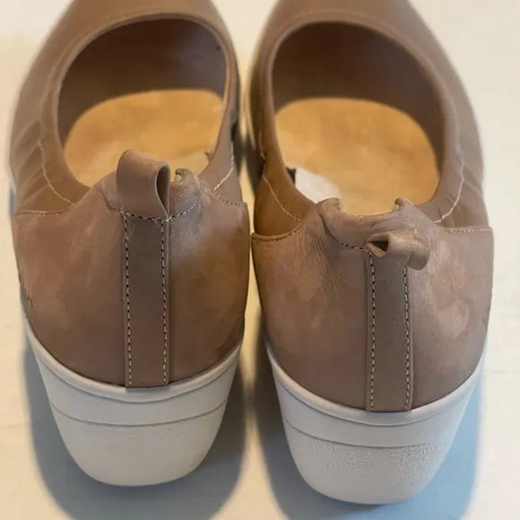 Vionic shoes women’s size 7.5 tan pre-owned condition