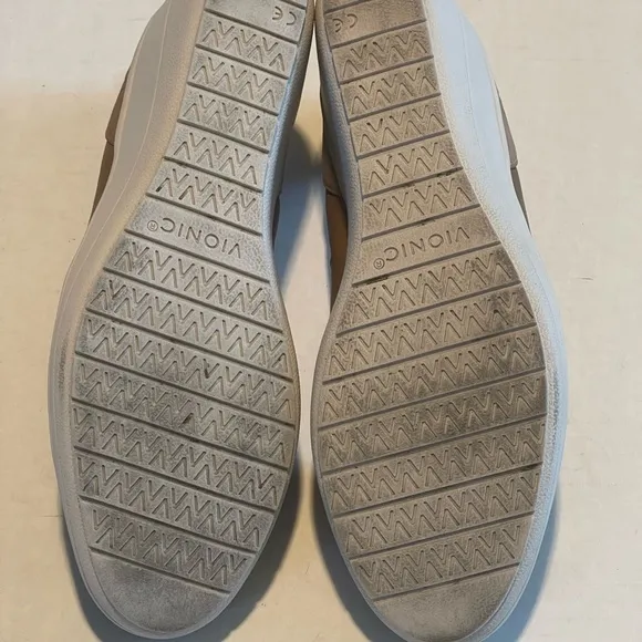 Vionic shoes women’s size 7.5 tan pre-owned condition