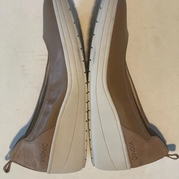 Vionic shoes women’s size 7.5 tan pre-owned condition