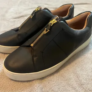 Vionic women’s black and white leather platform zipper shoes size 9.5