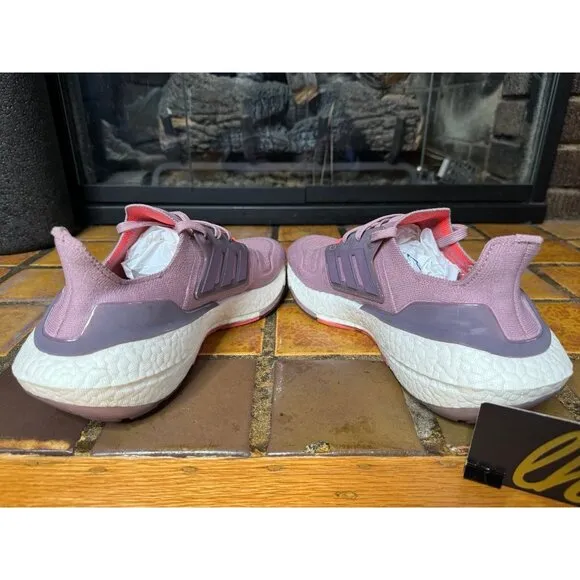 Women’s 8.5 Adidas Ultraboost 22 Magic Muave Athletic Running Shoes GX5588