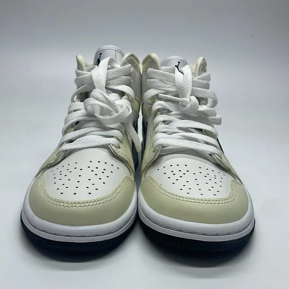 Women’s air Jordan 1 mid Black/White BQ6472-121 NWOB