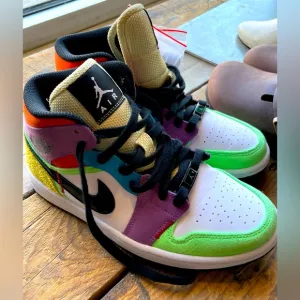 Women’s Air Jordan 1 Mid SE