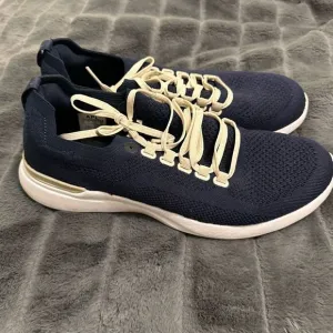 Women’s APL Techloom Breeze Navy Shoes 9.5