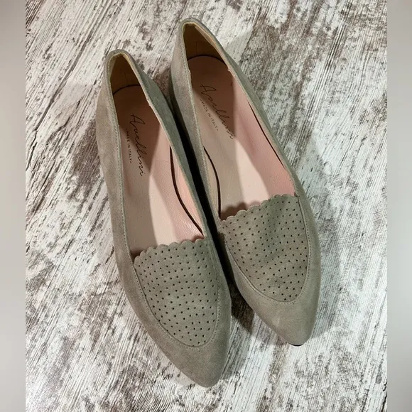 Women’s Avellino Italy leather slip on flats shoes tan size 39 US 8.5