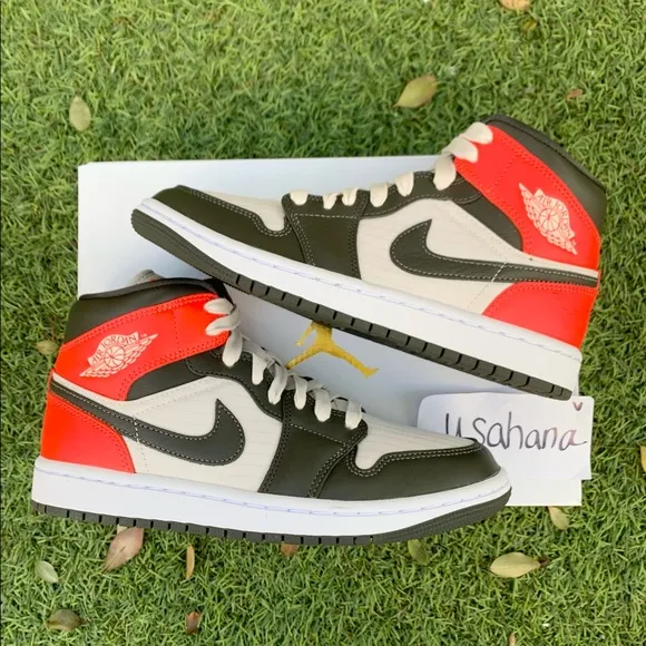 Women's Nike air Jordan 1 mid shoes