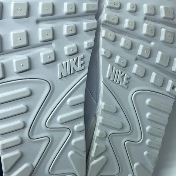 Women’s Nike AirMax 90 SE White/Glossy FJ4579-100 USED Size 9.5