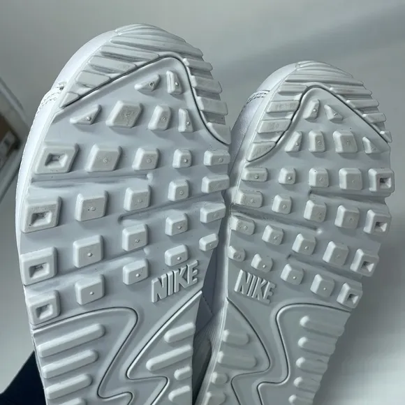 Women’s Nike AirMax 90 SE White/Glossy FJ4579-100 USED Size 9.5