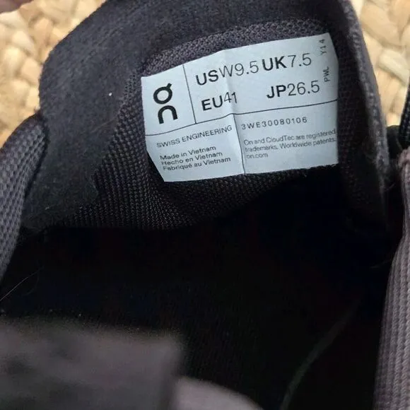 WoMen’s On Running Cloudaway 2 Black Cloud Shoes Size 9.5WOMENS/ 7.5MENS *FLAWED