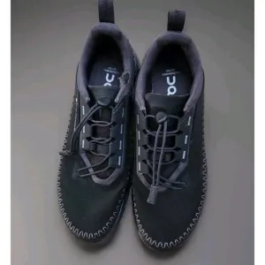 WoMen’s On Running Cloudaway 2 Black Cloud Shoes Size 9.5WOMENS/ 7.5MENS *FLAWED