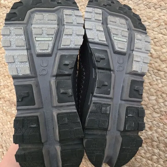 WoMen’s On Running Cloudaway 2 Black Cloud Shoes Size 9.5WOMENS/ 7.5MENS *FLAWED