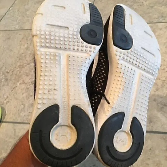 Women’s size 7 Under Armour shoes