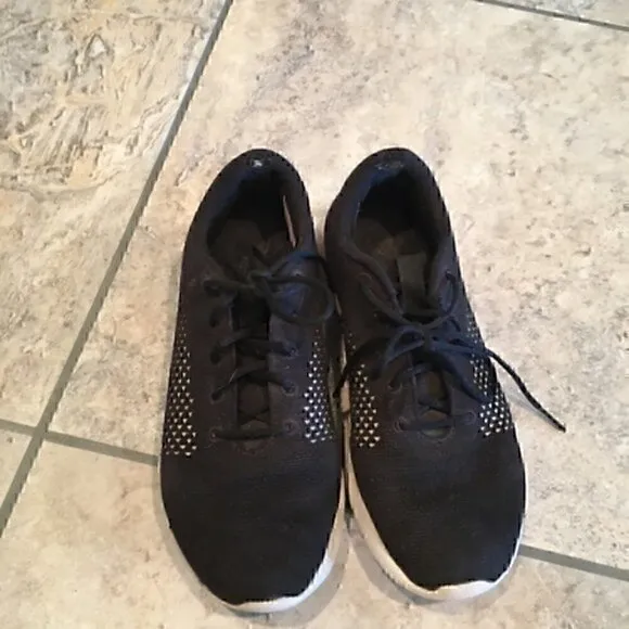 Women’s size 7 Under Armour shoes
