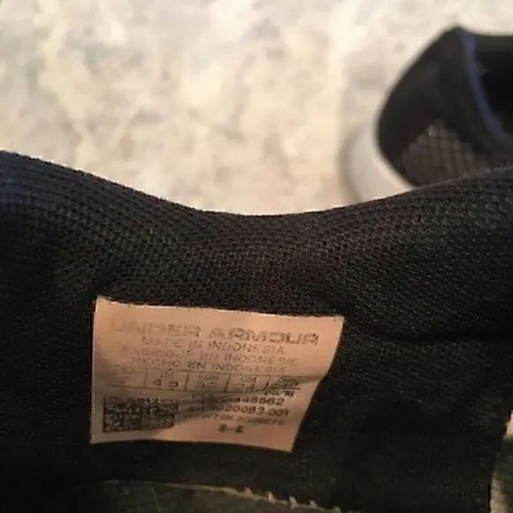 Women’s size 7 Under Armour shoes
