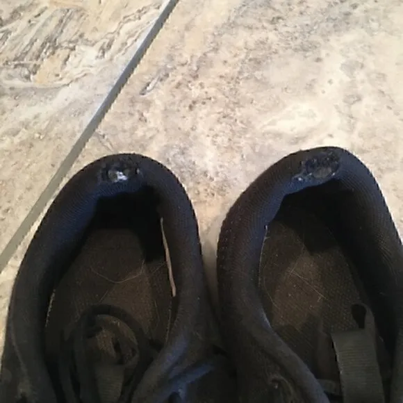 Women’s size 7 Under Armour shoes