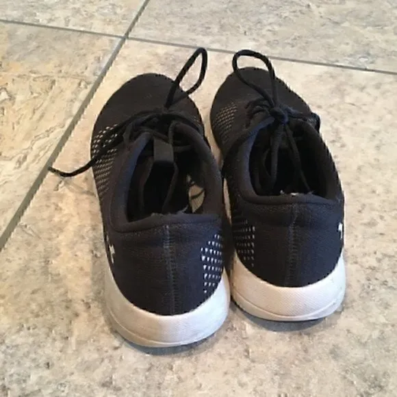 Women’s size 7 Under Armour shoes