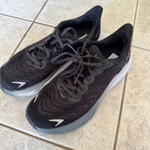 Women’s Size 9 Hoka One One Arahi 6 Black White