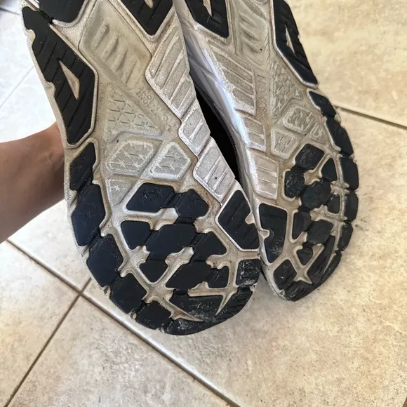 Women’s Size 9 Hoka One One Arahi 6 Black White
