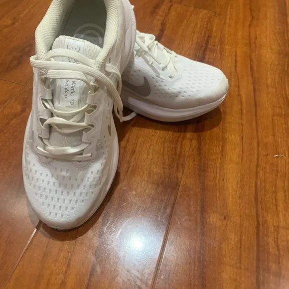Women’s tennis shoes