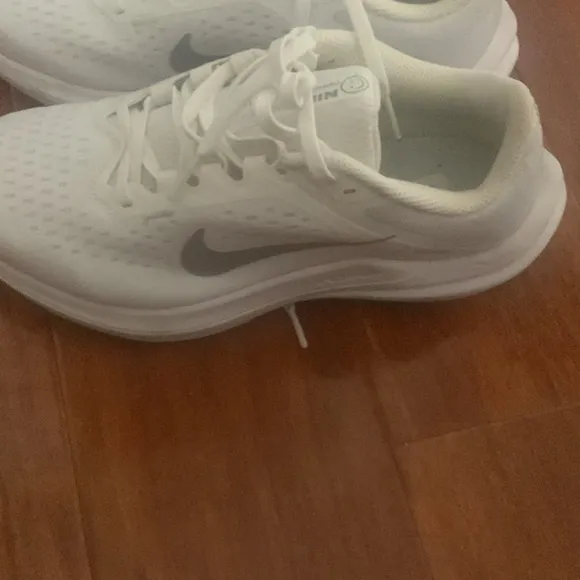 Women’s tennis shoes