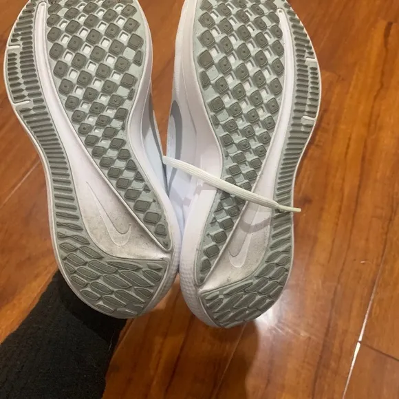 Women’s tennis shoes