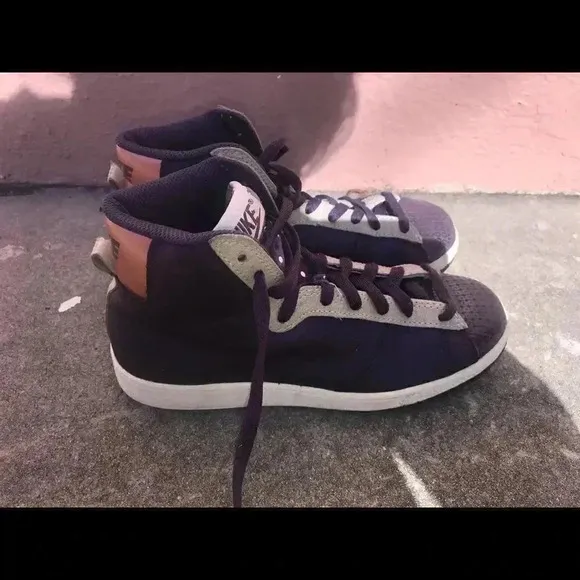 Women’s Nike Shoes *Rare*