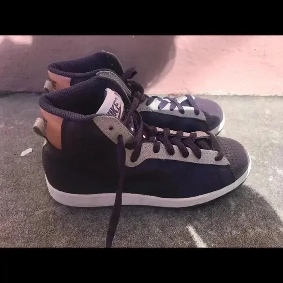 Women’s Nike Shoes *Rare*